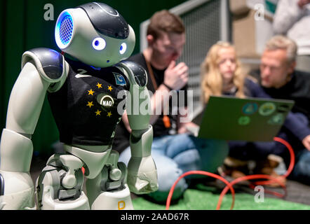 Amburgo, Germania. Xxi Nov, 2019. I visitatori di 'Speedi Dating con intelligenza artificiale - soddisfare i robot al ai giorni' all'Hammerbrooklyn campus digitale è in grado di imparare a controllare un robot. Il 22 e 23 novembre, una selezione di altamente sviluppato robot da vari campi sarà mostrato, dando un approfondimento delle attuali possibilità di intelligenza artificiale. Credito: Axel Heimken/dpa/Alamy Live News Foto Stock