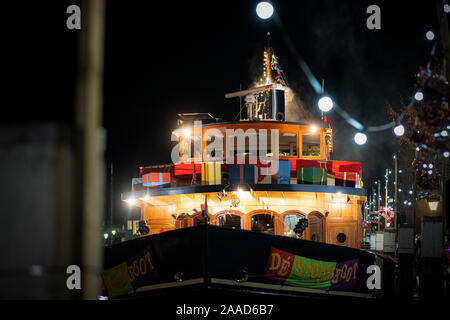 Classica nave a vapore con pannelli in legno sulla banchina del porto con la festosa decorazione Foto Stock