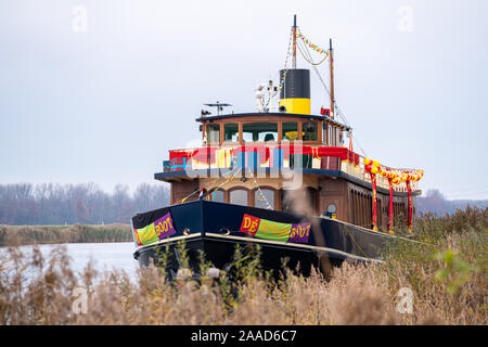 Classica nave a vapore con pannelli in legno sulla banchina del porto con la festosa decorazione Foto Stock