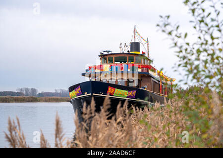 Classica nave a vapore con pannelli in legno sulla banchina del porto con la festosa decorazione Foto Stock