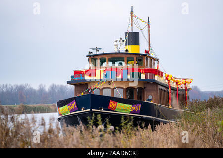 Classica nave a vapore con pannelli in legno sulla banchina del porto con la festosa decorazione Foto Stock