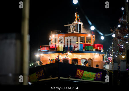 Classica nave a vapore con pannelli in legno sulla banchina del porto con la festosa decorazione Foto Stock