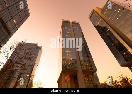 Edifici per uffici a distretto finanziario noto come Nueva Las Condes in Rosario Norte Street, Las Condes de Santiago de Cile Foto Stock