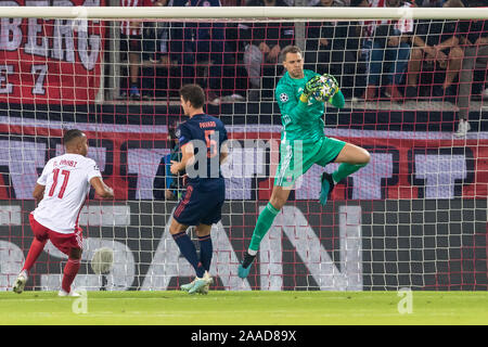 Pireo, Grecia - 22 Ottobre 2019: il portiere del Bayern Manuel Neuer in azione durante la finale di UEFA Champions League tra Olympiacos vs Bayern a Foto Stock