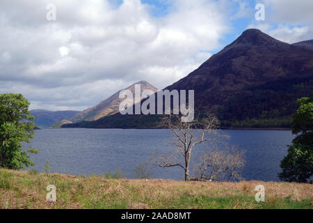 La montagna scozzese Graham Sgorr na Ciche (Pap di Glencoe) dalle sponde del Loch Leven, Highlands scozzesi, Scotland, Regno Unito. Foto Stock