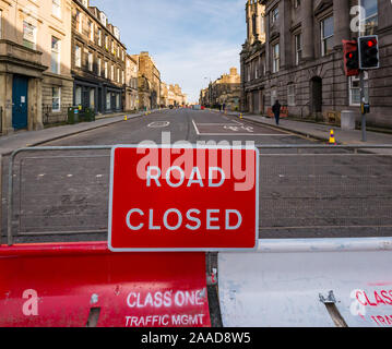 Leith, Edimburgo, Scozia, Regno Unito. Xxi Nov, 2019. I tram per Newhaven inizio lavori: Constitution Street è chiusa al traffico per i prossimi 2-3 anni a costruire il prolungamento per Edimburgo di linea di tram da Newhaven, con 8 fermate più oltre 2,91 miglia. Le barriere sono messi fino a chiudere la strada. Il lavoro è stato intrapreso da SFN (Sacyr Farrans Neopul) e le UM (Morrison Utility Services). Una strada chiusa segno e la barriera del traffico coni Foto Stock