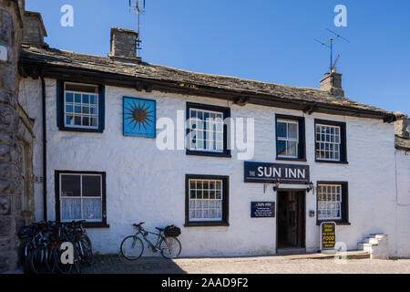 Sun Inn nel villaggio di ammaccatura Dentdale nel Yorkshire Dales National Park, Cumbria, Inghilterra. Foto Stock