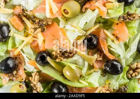 Insalata mediterranea con verdure, salmone e olive, cibo sano concetto Foto Stock