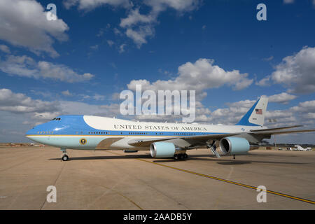 Air Force One con il presidente Donald Trump a bordo di terre presso l'Aeroporto Internazionale Bergstrom di Austin in Texas per un breve tour di un Apple impianto di assemblaggio in North Austin. Foto Stock