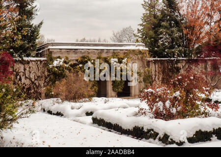 Rochester, New York, Stati Uniti d'America. Novembre 15, 2019. Bellissimo giardino formale ricoperta di neve al George Eastman Museum di Rochester, New York Foto Stock