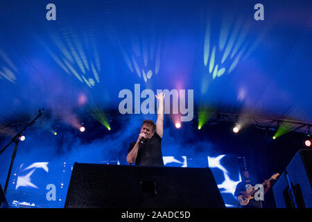 Johnny Clegg, South African musicista noto come il bianco Zulu / Le Zoulou Blanc, canta durante uno dei suoi ultimi concerti mai, Kirstenbosch, Cape Town. Foto Stock