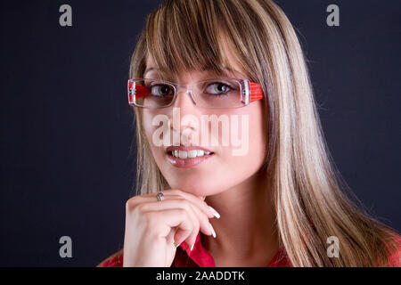 Portraet einer jungen Frau mit Brille | ritratto di un bespectacled giovane donna Foto Stock