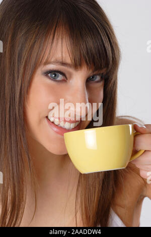 Junge Frau trinkt eine Tasse Kaffee Foto Stock