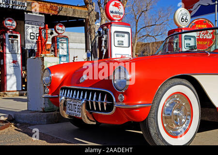 Route 66 - Alte Tankstelle mit Corvette C1 Baujahr 1958 Foto Stock