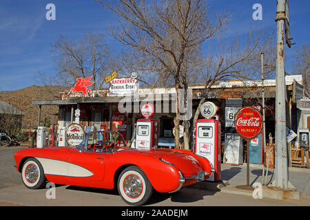 Route 66 - Alte Tankstelle mit Corvette C1 Baujahr 1958 Foto Stock