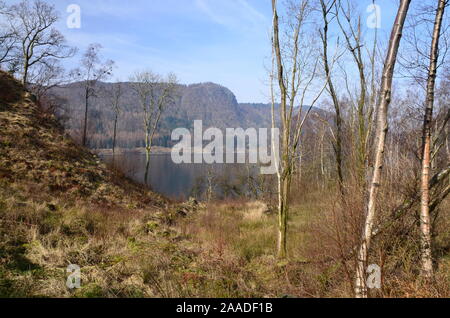 Thirlmere e Raven roccioso, Cumbria Foto Stock