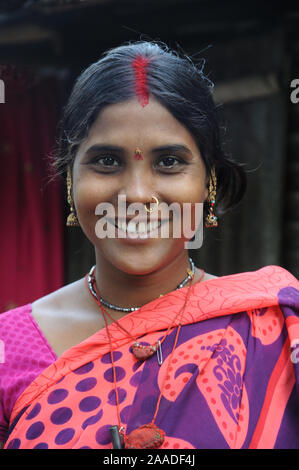 Pune; Maharashtra India; dicembre 2015: Sud-est asiatico - Closeup di Indian Rural Woman ridere guardando la macchina fotografica Foto Stock