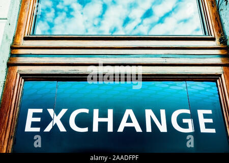 Porta con la parola Exchange in un ufficio business. Foto Stock