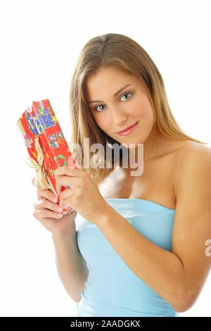 Junge blonde Frau mit Weihnachtsgeschenke Foto Stock