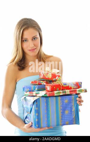 Junge blonde Frau mit Weihnachtsgeschenke Foto Stock