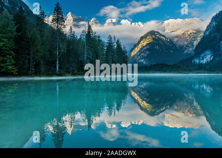 Lago di Landro all'alba, montagne dolomitiche, Sud Tirolo/Alto Adige, Italia Foto Stock