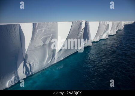 Ross Ice Shelf, il più grande ripiano di ghiaccio in Antartide, vicino a Capo Crozier, Ross Island, il Mare di Ross, Antartide riprese aeree da elicottero 02.02.2017 Viaggio sulla MV Ortelius, 13 gen ? 14 Feb, 2017 da Ushuaia, Argentina di Bluff, Nuova Zelanda . Fotografato per il progetto di acqua dolce Foto Stock