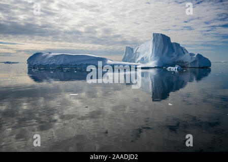 Iceberg si riflette ancora in acqua del suono cristallino, vicino Detaille Isola, Penisola Antartica, Antartide Gennaio 2017. Fotografato per il progetto di acqua dolce Foto Stock