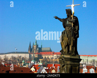 Europa, Prag, Blick von der Karlsbruecke zum Hradschin, im Vordergrund Apostel, Foto Stock
