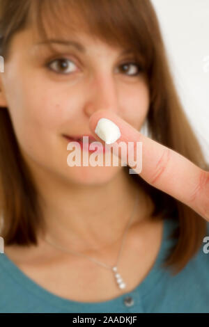 Junge Frau verwendet Hautcreme Foto Stock