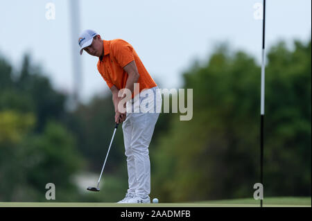 Dubai, EAU. Xxi Nov, 2019. Matteo Fitzpatrick di Inghilterra putts in round 1 durante il DP World Tour Championship con Jumeirah Golf Estates, Dubai, UAE il 21 novembre 2019. Foto di concedere l'inverno. Solo uso editoriale, è richiesta una licenza per uso commerciale. Nessun uso in scommesse, giochi o un singolo giocatore/club/league pubblicazioni. Credit: UK Sports Pics Ltd/Alamy Live News Foto Stock