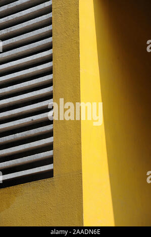 Pune; Maharashtra India; dicembre 2015: Sud-est asiatico - Abstract e linee grafiche di colore giallo edificio Foto Stock