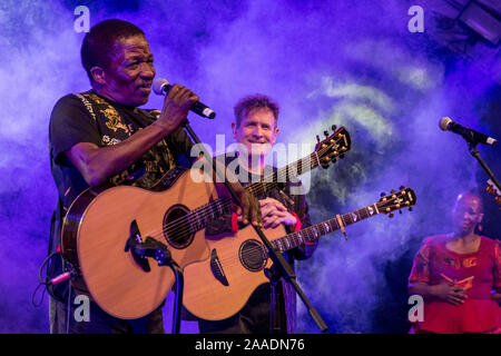 Sipho Mchunu (in primo piano a sinistra), da lungo tempo collaboratore di Johnny Clegg (in primo piano a destra) durante uno di Johnny ultimo sempre concerti. Cape Town. Foto Stock