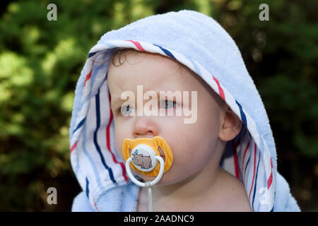 Einjähriger Junge mit Bademantel (MR) Foto Stock
