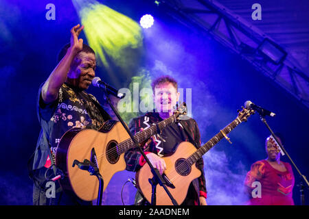 Sipho Mchunu (in primo piano a sinistra), da lungo tempo collaboratore di Johnny Clegg (in primo piano a destra) durante uno di Johnny ultimo sempre concerti. Cape Town. Foto Stock
