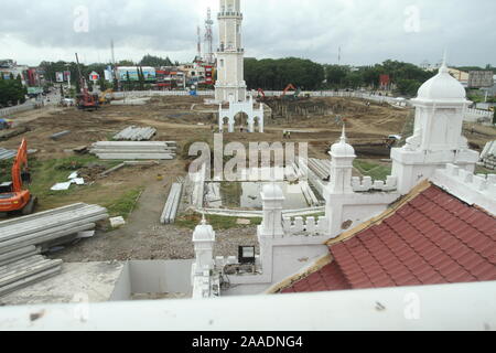 Fasi del lavoro di progetto per la costruzione di 12 unità di ombrelli elettrico nel cortile di Baiturrahman grande moschea di Banda Aceh e Sumatra, Indonesia Foto Stock
