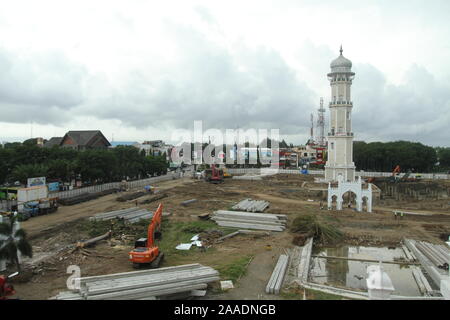 Fasi del lavoro di progetto per la costruzione di 12 unità di ombrelli elettrico nel cortile di Baiturrahman grande moschea di Banda Aceh e Sumatra, Indonesia Foto Stock