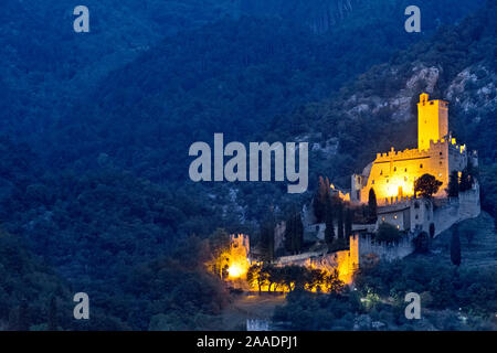 Cala la notte presso il castello di Avio. Provincia di Trento, Trentino Alto Adige, Italia, Europa. Foto Stock