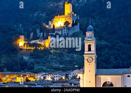 Il castello di Avio e il villaggio di Sabbionara. Provincia di Trento, Trentino Alto Adige, Italia, Europa. Foto Stock