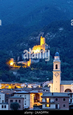 Il castello di Avio e il villaggio di Sabbionara. Provincia di Trento, Trentino Alto Adige, Italia, Europa. Foto Stock