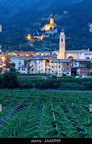 Il castello di Avio e il villaggio di Sabbionara. Provincia di Trento, Trentino Alto Adige, Italia, Europa. Foto Stock