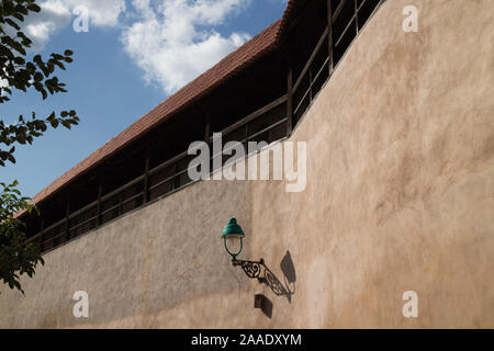 Una sezione del muro della città e la passerella, Nördlingen, Baviera, Germania meridionale Foto Stock