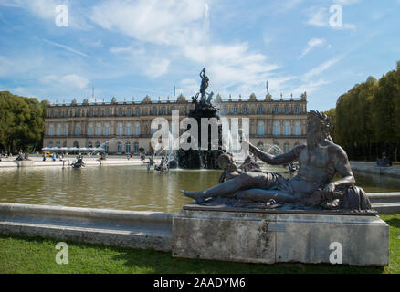Dio greco statua e fontana di fronte Herrenchiemsee nuovo palazzo , Herreninsel, Chiemsee, Baviera meridionale, Germania Foto Stock