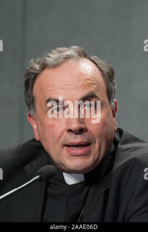 Monsignor Domenico Pompili, Vescovo di Rieti (Italia), parla durante il briefing sui lavori sinodali che avrà luogo presso la Sala Stampa della Santa Sede in Vaticano. Dotato di: Domenico Pompili dove: Città del Vaticano e Santa Sede quando: 21 Ott 2019 Credit: IPA/WENN.com * * disponibile solo per la pubblicazione in UK, USA, Germania, Austria, Svizzera** Foto Stock