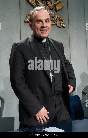 Monsignor Domenico Pompili, Vescovo di Rieti (Italia), parla durante il briefing sui lavori sinodali che avrà luogo presso la Sala Stampa della Santa Sede in Vaticano. Dotato di: Domenico Pompili dove: Città del Vaticano e Santa Sede quando: 21 Ott 2019 Credit: IPA/WENN.com * * disponibile solo per la pubblicazione in UK, USA, Germania, Austria, Svizzera** Foto Stock