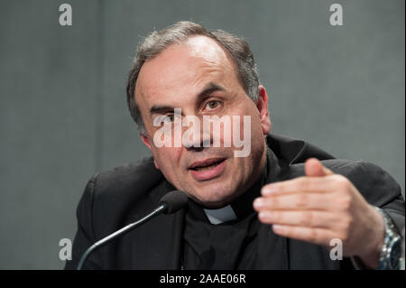 Monsignor Domenico Pompili, Vescovo di Rieti (Italia), parla durante il briefing sui lavori sinodali che avrà luogo presso la Sala Stampa della Santa Sede in Vaticano. Dotato di: Domenico Pompili dove: Città del Vaticano e Santa Sede quando: 21 Ott 2019 Credit: IPA/WENN.com * * disponibile solo per la pubblicazione in UK, USA, Germania, Austria, Svizzera** Foto Stock