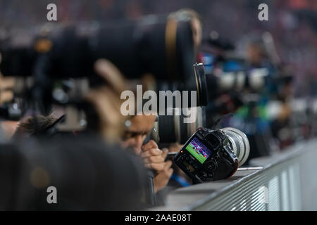 Pireo, Grecia - 22 Ottobre 2019: fotografi durante la UEFA Champions League tra Olympiacos vs Bayern a Georgios Karaiskakis stadium Foto Stock