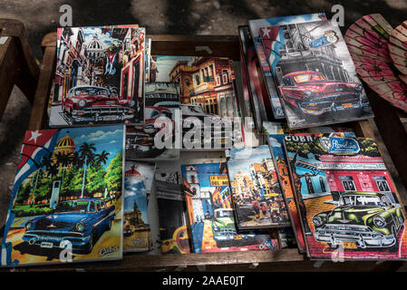 Set di piccole stampe su tela in vendita al Mercado de Artesanos - il mercato dell'artigianato cubano e dei souvenir in Avenida 23, Vedado, l'Avana, Cuba. Foto Stock