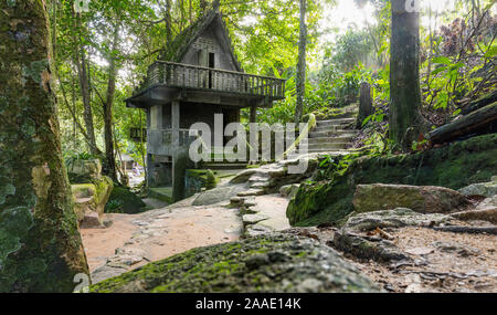 Myriapod colorato in corrispondenza di antiche statue di pietra nel buddismo segreto magico giardino. Della Thailandia Foto Stock