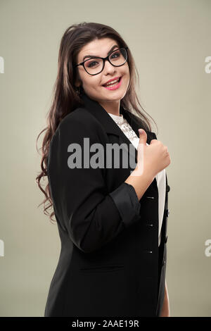 Giovani latino imprenditrice che mostra pollice in alto segno Foto Stock
