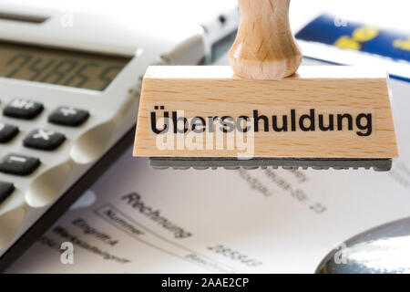 Stempel mit Aufschrift Überschuldung hängt un Stempelrondell Foto Stock